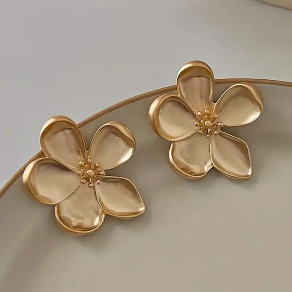 Gold Flower earrings Gold tone matte brushed finish - Picture 10 of 14